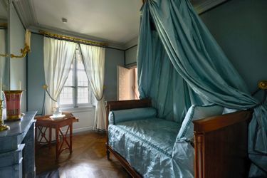 Le boudoir fait office de chambre, avec un lit à deux dossiers. Pot à eau et cuvette en porcelaine de Sèvres.