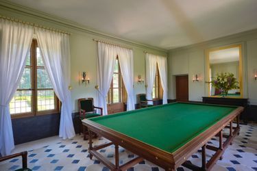 Table de billard anglais en chêne installée dans la maison dédiée au jeu. Réservé aux hommes. Modèle de 1776 restitué en 2005.