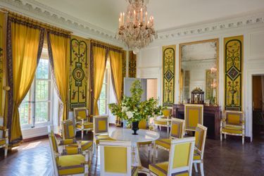 Le salon au premier étage, où l’on servait des collations pour quelques privilégiés. Canapé, fauteuils et chaises offerts en 1965 par la duchesse de Massa.