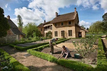 Une équipe de 31 jardiniers a reconstitué les potagers en les enrichissant de nouvelles plantes non disponibles en 1788. A g., le Réchauffoir. Au fond, la salle de billard aux trois fenêtres. 