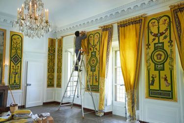 Dans le salon à l’étage, Michel Chauveau et ses assistants ont posé six paires de rideaux de taffetas de soi.