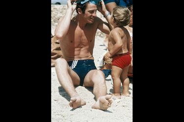 Jean-Paul Belmondo et son fils Paul, sur la plage de Beauvallon, août 1964.