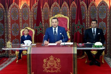 Le prince Moulay El Hassan du Maroc avec son père le roi Mohammed VI et son oncle le prince Moulay Rachid, le 29 juillet 2009