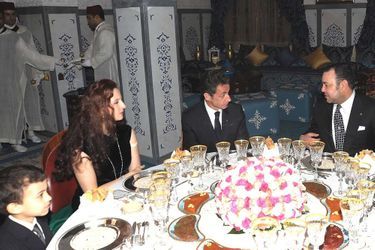 Le prince Moulay El Hassan du Maroc avec ses parents et Nicolas Sarkozy, le 27 décembre 2009