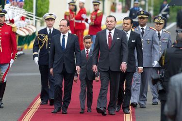 Le prince Moulay El Hassan du Maroc avec son père le roi Mohammed VI et François Hollande, le 4 avril 2013