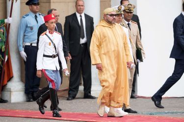 Le prince Moulay El Hassan du Maroc avec son père le roi Mohammed VI, le 31 juillet 2016