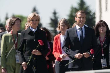 En visite officielle en Russie, le président de la République Emmanuel Macron, accompagné de son épouse Brigitte, s'est rendu vendredi au Cimetière mémorial de Piskarevskoïe, afin d'honorer les victimes de la Seconde guerre mondiale. 