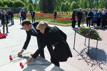 En visite officielle en Russie, le président de la République Emmanuel Macron, accompagné de son épouse Brigitte, s'est rendu vendredi au Cimetière mémorial de Piskarevskoïe, afin d'honorer les victimes de la Seconde guerre mondiale. 