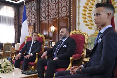 Le prince Moulay El Hassan du Maroc avec son père le roi Mohammed VI et Emmanuel Macron le 14 juin 2017