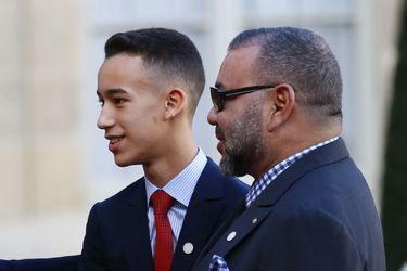 Le prince Moulay El Hassan du Maroc avec son père le roi Mohammed VI, le 12 décembre 2017