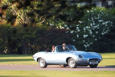Tout justes mariés et déjà soucieux de la cause écologique : le prince Harry et son épouse Meghan Markle ont quitté le château de Windsor à bord d&#039;une Jaguar E-Type Zero.