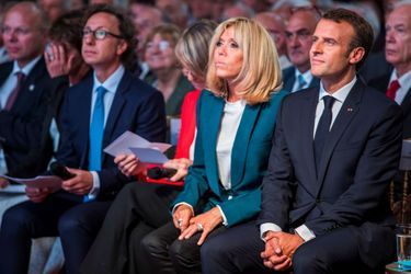 Stéphane Bern, Brigitte Macron et Emmanuel Macron, jeudi à l'Elysée.