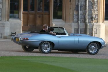 Tout justes mariés et déjà soucieux de la cause écologique : le prince Harry et son épouse Meghan Markle ont quitté le château de Windsor à bord d&#039;une Jaguar E-Type Zero.