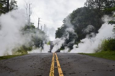 Hawaï en proie à un séisme et à l'éruption d'un volcan. 