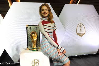 Natalia Vodianova présente l'écrin Vuitton de la Coupe du monde.