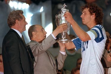 Le 02 juin 1990 du président François Mitterrand présente la Coupe de France de football au capitaine de l&#039;équipe de Montpellier, Laurent Blanc sous le regard du président de la Fédération française de football Jean Fournet-Fayard. 