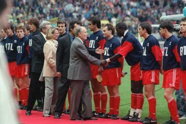François Mitterrand salue les joueurs de l'équipe du PSG lors de la finale de la coupe de france de football contre le F.C. Nantes, le 12 juin 1993, au Parc des Princes. 