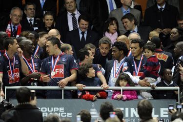 Nicolas Sarkozy remet leur coupe aux joueurs du PSG le 1er mai 2010 après la finale remportée contre Monaco.