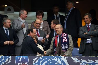 François Hollande et Alain Juppé se serrent la main le 31 mai 2013 avant la finale entre Bordeaux et Evian. 