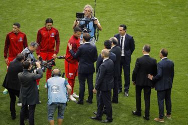 Emmanuel Macron et Thiago Silva, capitaine du PSG, en mai 2017 avant le match contre Angers.