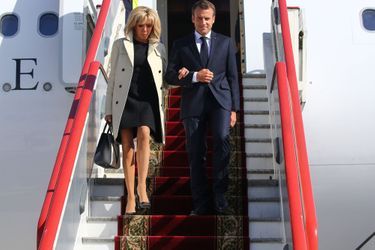 Emmanuel et Brigitte Macron à l’aéroport de Saint-Pétersbourg jeudi.
