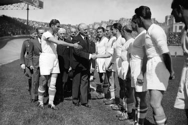 Président de la République, Albert Lebrun, salue les joueurs de l&#039;Olympique de Marseille, le 04 mai 1940, lors de la finale de la Coupe de France de football contre le Racing club de Paris au Parc des Princes.