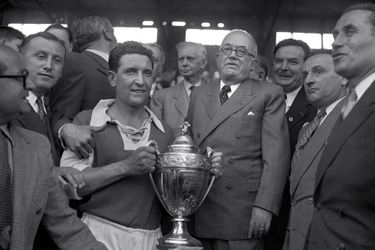 Le président Vincent Auriol remet la Coupe de France au capitaine de l&#039;équipe de Reims Albert Batteux suite au match Reims/Racing à Colombes, le 13 mai 1950.