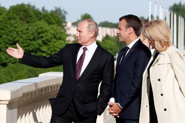 Vladimir Poutine accueille Emmanuel et Brigitte Macron au Palais Constantin. 