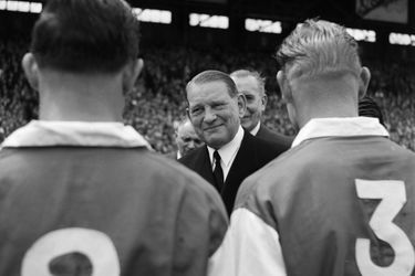 Le Président de la République René Coty saluant les joueurs lors de la finale de la Coupe de France de football 1956. 
