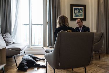 François Hollande, dans son bureau le 12 avril 2018, en compagnie de Sybil Gerbaud, conseillère presse de l&#039;ex-président et Philae. 
