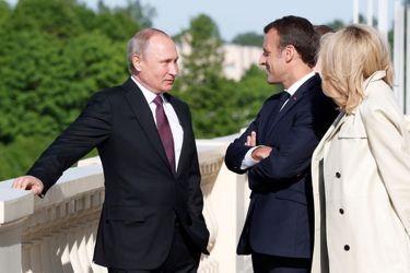 Vladimir Poutine accueille Emmanuel et Brigitte Macron au Palais Constantin. 