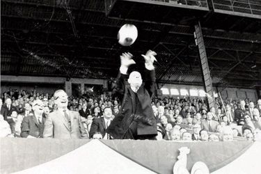 En 1967, quand le ballon envoyé par le Lyonnais Hector Maison arrive dans la tribune présidentielle, le général De Gaulle, qui honore de sa présence la finale entre Lyon et Sochaux, le renvoie des deux mains. Sa petite phrase «Je dois vraiment tout faire moi- même dans ce pays» déclenche l’hilarité dans la tribune.