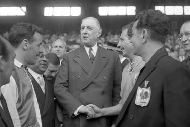 Le Général Charles De Gaulle salue le capitaine du Havre André Strappe et le capitaine de Sochaux René Gardien à l'issue de la finale de la Coupe de France, le 03 mai 1959. Cette rencontre s'étant terminée par un match nul, les équipes rejoueront le 18 mai 1959 avec une victoire du Havre 3 à 0.