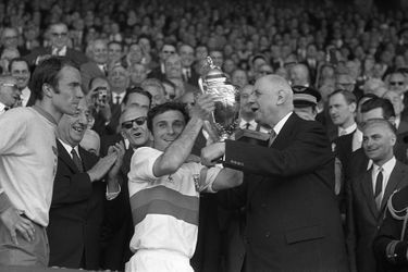 Le Président de la République Charles De Gaulle remet la Coupe de France au capitaine lyonnais Di Nallo, remporté par L'Olympique lyonnais contre le Football Club de Sochaux par 3 buts à 1 lors de la finale du cinquantenaire le 21 mai 1967 au parc des Princes.