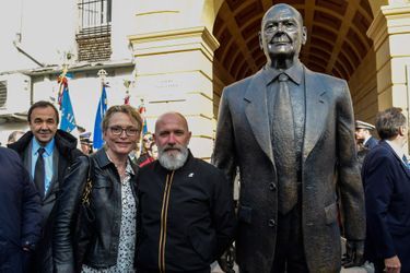 Claude Chirac pose avec l&#039;artiste Patrick Frega, qui a réalisé la statue. 