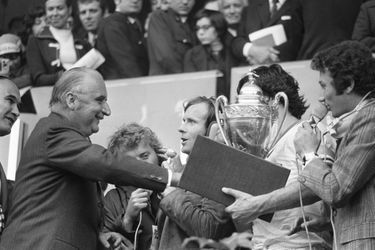 Georges Pompidou remet la coupe de France de Football au capitaine de l'Olympique de Marseille Jules Svunka, sous le regard du journaliste Michel Drucker, le 04 juin 1972 au Parc des Princes à Paris. L'OM a battu Bastia 2-1.