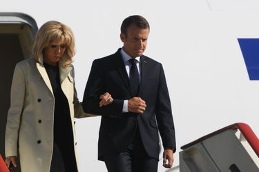 Emmanuel et Brigitte Macron à l’aéroport de Saint-Pétersbourg jeudi.