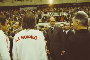 Finale de la Coupe de France à Paris au Parc des Princes entre Saint-Etienne et Monaco. Avant le match, le Président Valéry Giscard d&#039;Estaing salue les joueurs de Monaco. 