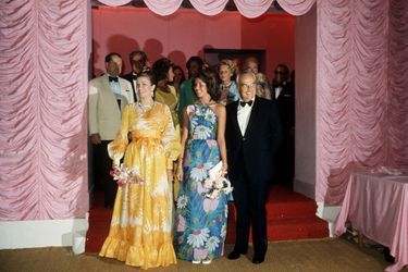 La princesse Grace de Monaco dans une robe du soir Christian Dior par Marc Bohan haute couture printemps-été 1973, au bal de la Croix-Rouge à Monaco en 1973