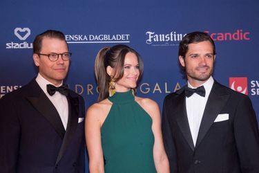 La princesse Sofia de Suède encadrée de son beau-frère le prince consort Daniel et de son mari le prince Carl Philip à Stockholm, le 27 janvier 2020
