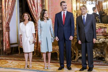 La reine Letizia et le roi Felipe VI d&#039;Espagne avec Segio Ramirez à Madrid, le 20 avril 2018