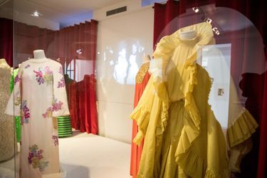 A droite : ensemble du soir Christian Dior par Marc Bohan haute couture printemps-été 1981 de la princesse Grace de Monaco (collection Palais princier de Monaco), lors de l&#039;exposition à Granville le 25 avril 2019