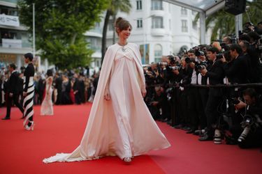 Louise Bourgoin monte les marches du Festival de Cannes, mercredi 9 mai