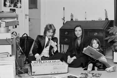 Christophe chez lui avec son épouse Véronique et leur fille Lucie, en février 1974.