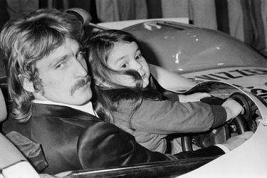 Christophe le passionné d'automobiles avec sa fille Lucie, en novembre 1974.