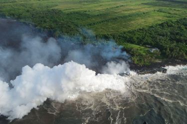 Sur ce cliché pris depuis un hélicoptère et publié par l&#039;US Geological Survey dimanche, une des coulées de lave du Kilauea entre dans l&#039;océan. La vapeur qui se dégage est corrosive et dangereuse.