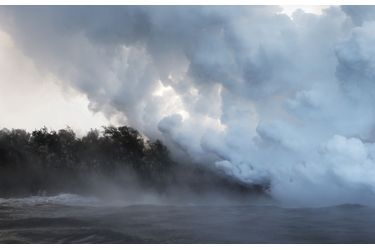 C&#039;est sur la côte est de l&#039;île de Hawaï que la lave en fusion plonge dans l&#039;océan.
