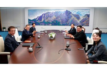 Moon Jae-in s'entretient avec Kim Jong-un dans la Maison de la paix à Panmunjom. Egalement présents, le patron des services de renseignement du sud, Suh Hoon (à gauche), le directeur de cabinet du président Im Jong-seok (3e à gauche), la soeur de Kim Jong-un, Kim Yo-jong (à droite), et un responsable nord-coréen, Kim Yong Chol.