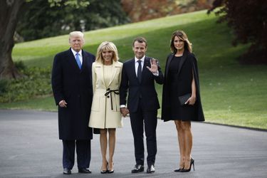 Donald Trump, Brigitte Macron, Emmanuel Macron et Melania Trump  à la Maison-blanche, lundi.