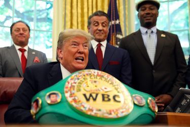 Donald Trump, entouré de Sylvester Stallone, Deontay Wilder et Lennox Lewis, a réhabilité le champion de boxe Jack Johnson, le 24 mai 2018.